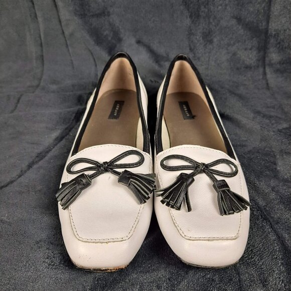 Array Size 5.5M White Leather Loafer Flats Black Trim and Bow and Tassel Detail - Picture 2 of 13